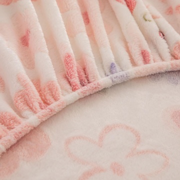 detaliu material husă de pat Cocolino Jo-Jo Home crem cu flori roz, textură catifelată și elastic moale pe margine