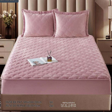 Husa de pat matlasata si 2 fete de perne din catifea, cu elastic, model tip topper, pentru saltea 140x200 cm, roz, HTC-25 - Img 1