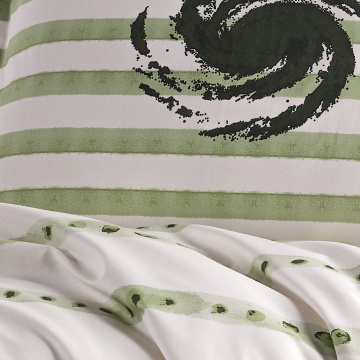 Detaliu față de pernă crem cu dungi verzi și element grafic decorativ Squall Hobby Home