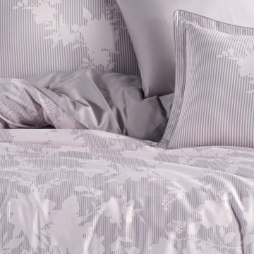 Lenjerie de pat din saten bumbac cu model floral și dungi, în nuanțe de roz pudră și gri, detaliu pilotă și fețe de pernă