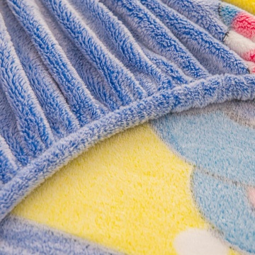 detaliu material husă de pat Cocolino albastră Jo-Jo Home, textură plusată moale și elastic fin pe margine în nuanță bleu