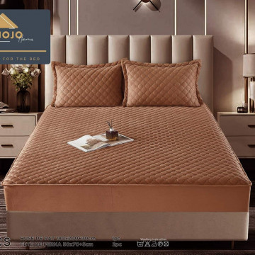 Husa de pat matlasata si 2 fete de perne din catifea, cu elastic, model tip topper, pentru saltea 180x200 cm, maro, HTC-06 - Img 1