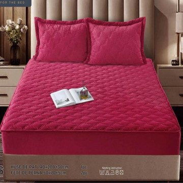 Husa de pat matlasata si 2 fete de perne din catifea, cu elastic, model tip topper, pentru saltea 140x200 cm, magenta, HTC-27 - Img 1
