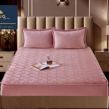 Husa de pat matlasata si 2 fete de perne din catifea, cu elastic, model tip topper, pentru saltea 160x200 cm, roz, HTC-46 - Img 1