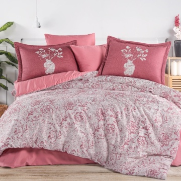 Lenjerie de pat roz prăfuit din saten bumbac, set complet cu pilotă, cearșaf și fețe de pernă, aranjată pe pat dublu