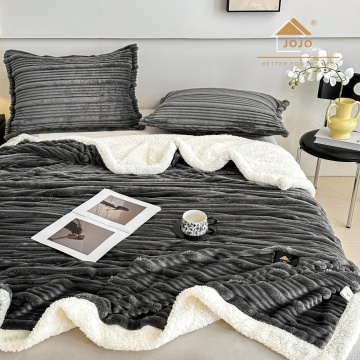 pătură Jo-Jo Home gri antracit cu textură 3D în relief și verso alb din blăniță Sherpa, decorată cu cană de cafea și reviste