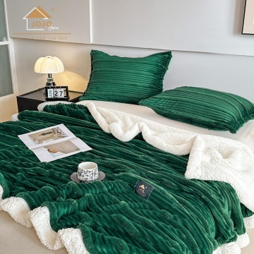 vedere laterală a setului Jo-Jo Home verde cu fețe de pernă și model 3D în dungi din blăniță de iepure