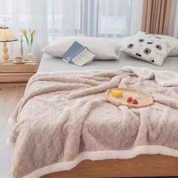 pătură cocolino bej pe pat bej, cu perne albe și carte