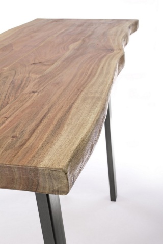 Detaliu blat din lemn masiv de acacia cu margine naturală Live Edge