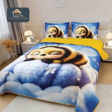 Cuvertură matlasată 5D albastru cu albinuță pe nori JOJO HOME – 3 piese