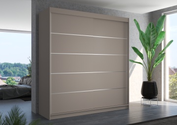 Dulap Esteva cu două uși glisante, fronturi cu inserții orizontale argintii și design modern, amplasat într-un dormitor contemporan cu plantă decorativă