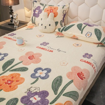 detaliu husă de pat Cocolino Camellia Jo-Jo Home, material crem plusat cu flori colorate și fețe de pernă asortate