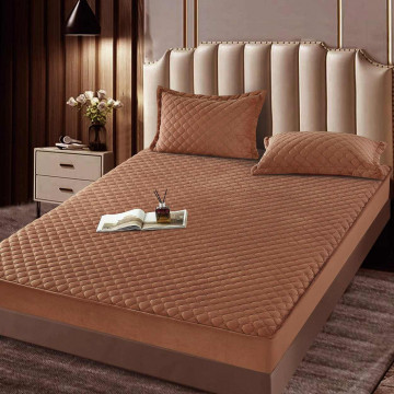 Husa de pat matlasata si 2 fete de perne din catifea, cu elastic, model tip topper, pentru saltea 160x200 cm, maro, HTC-43 - Img 2