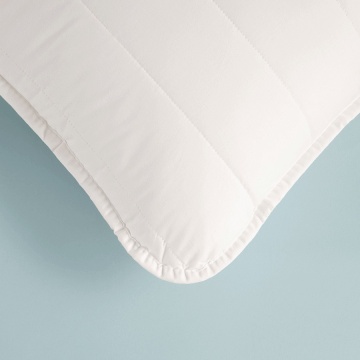 Pernă Othello Clara matlasată 50x70 cm cu 5% puf și 95% pene de gâscă – imagine 4