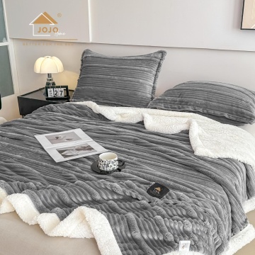 vedere de ansamblu a setului Jo-Jo Home gri cu fețe de pernă și pătură 3D din blăniță de iepure, într-un dormitor minimalist