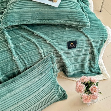 vedere de ansamblu a setului Jo-Jo Home verde cu fețe de pernă și pătură 3D din blăniță de iepure, într-un dormitor minimalist