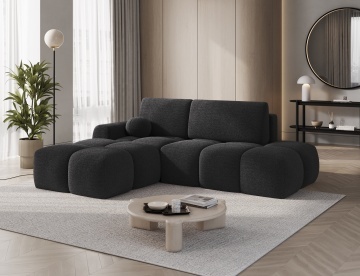 colțar Vittario gri închis poziționat în living luminos cu draperii și plantă decorativă