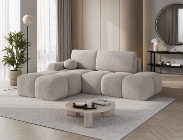 colțar Vittario bej deschis în living luminos cu draperii și plantă decorativă