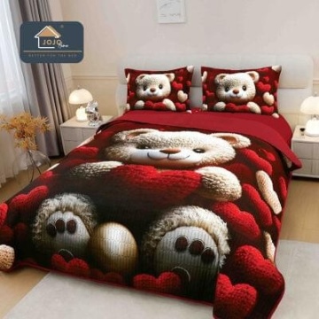 Cuvertură matlasată 5D roșu cu ursuleț decorativ JOJO HOME – 3 piese