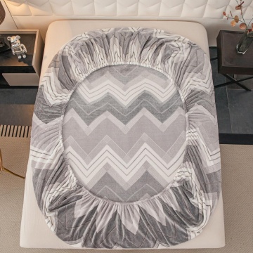 husă de pat Cocolino Jo-Jo Home gri cu elastic perimetral, model zig-zag geometric, așezată pe saltea