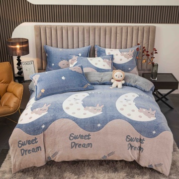 vedere de ansamblu a lenjeriei Cocolino „Sweet Dream” bleu cu 4 piese și imprimeu 3D cu iepurași adormiți pe lună