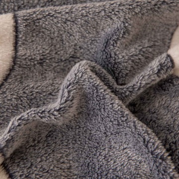 Set lenjerie cocolino pufoasa, cu elastic, pat 2 persoane, 4 piese, alb / gri, LCJE-26 – prezentare vizuală a produsului