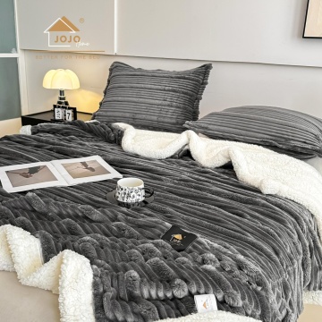 set Jo-Jo Home gri antracit 3D cu blăniță artificială de iepure, prezentat într-un dormitor minimalist în nuanțe neutre