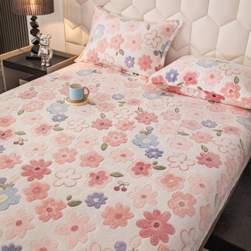 detaliu husă de pat Cocolino Jo-Jo Home crem cu model floral pastelat, flori roz și mov pe fundal deschis, material moale plusat