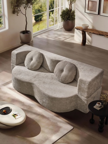 Canapea gri texturată, perspectivă oblică, decor modern cu lemn și plante
