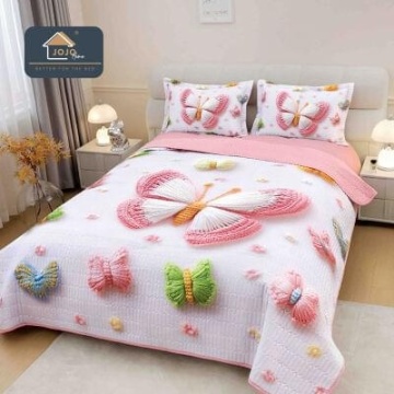 Cuvertură matlasată 5D roz cu fluturi brodați JOJO HOME – 3 piese