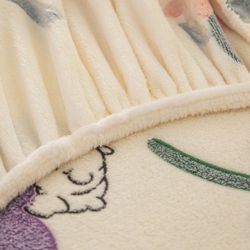 detaliu material husă de pat Cocolino Jo-Jo Home crem cu flori Camellia, textură catifelată și elastic moale pe margine