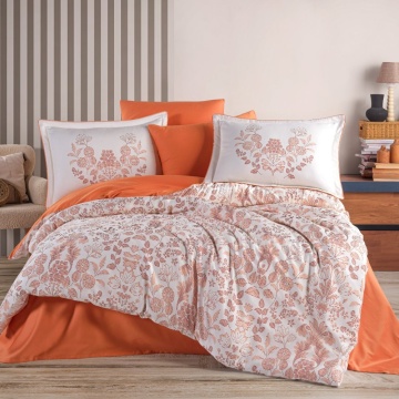 Lenjerie de pat din saten bumbac alb cu imprimeu floral oranj și fețe de pernă albe cu motiv floral, aranjată pe pat dublu