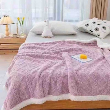 patura cocolino tip tricot lila pe pat matrimonial cu perne albe