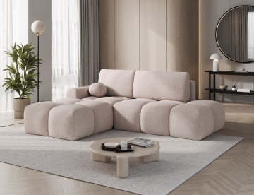 colțar Vittario stânga bej Xillar 20 în living luminos cu plantă decorativă și draperii