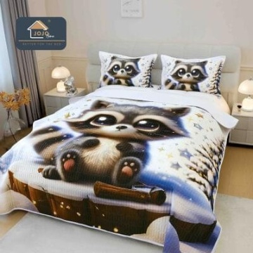 Cuvertură matlasată 5D alb cu raton decorativ JOJO HOME – 3 piese