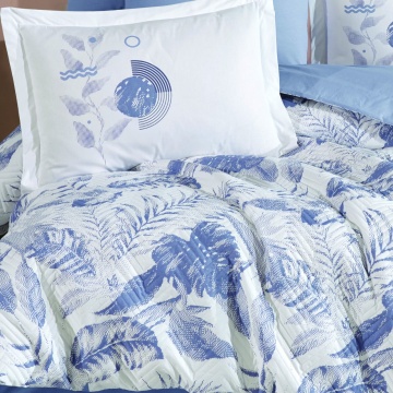 detaliu fata de perna lenjerie de pat tiffany denim alb bleu