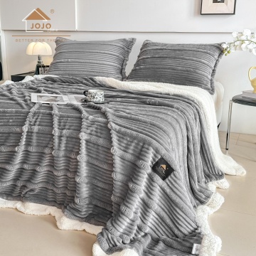 pătură Jo-Jo Home gri cu dungi 3D în relief și verso alb din blăniță Sherpa, decorată cu cană de cafea și reviste