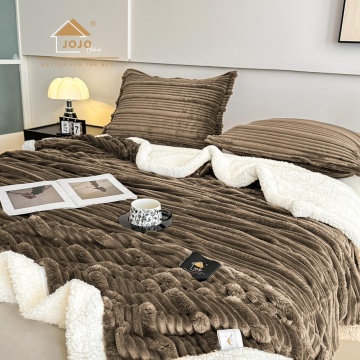 pătură Jo-Jo Home maro cu textură 3D în relief și verso alb din blăniță Sherpa, decorată cu cană de cafea și reviste