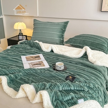 pătură Jo-Jo Home verde pastel cu dungi 3D în relief și verso alb din blăniță Sherpa, decorată cu cană de cafea și reviste