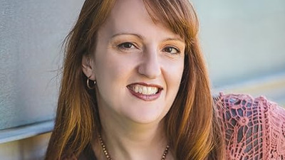 Jessica Day George: autoarea care a transformat cea mai plictisitoare zi a săptămânii într-o aventură magică