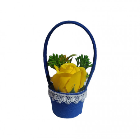 Aranjament floral superb lucrat manual cu un trandafir de sapun X36