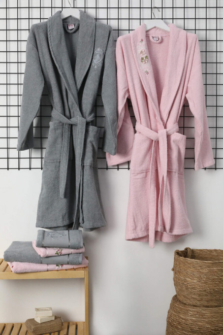 Set baie Fiesta Vip cu broderie, 100% bumbac, 6 piese - 2 halate + 4 prosoape, culori roz/gri inchis