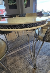 Detaliu argintiu pentru masa fixa rotunda alba Sunny Buzau Raspberry Home. Set de mese de calitate Buzau