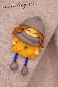 Mărțișor Fetiță - broșă din lut polimeric, handmade - Img 2