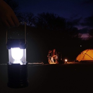 Kamperski led fenjer punjiv na solarnu energiju, USB, baterije ili struju - Img 2