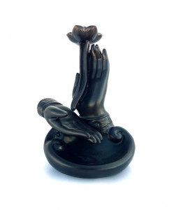 Candela din ceramica in forma de maini cu nufar