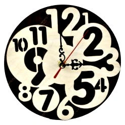 Ceas ornamental realizat din lemn pentru perete