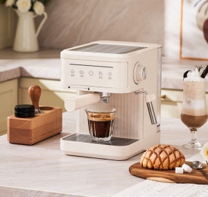 Semi-automatic 15 bar coffee maker with stainless steel steam wand