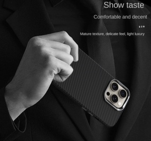 Demonstration of magnetic MagSafe attachment on iPhone