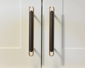 Maner metalic pentru mobilier, model Kelen, distanta dintre gauri = 128 | 224 mm, finisaj auriu lucios/negru mat - Img 1